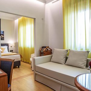 Suite con letto king size in edificio annesso